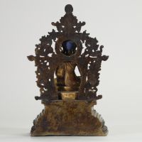 CHINE, FIN XIXe – DÉBUT XXe SIÈCLE Figure d’Amitāyus Bronze doré, fond de trône en bronze patiné.