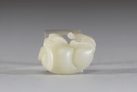 Chine - Sculpture en jade blanc représentant un chien chinois, fin de la dynastie Qing Sculpture délicatement taillée dans un jade blanc de belle qualité, figurant un chien chinois couché, le corps ramassé et la tête tournée vers l’avant. Le jade présente une teinte douce et homogène, typique des œuvres réalisées à la fin de la dynastie Qing. Le sujet animalier, fréquent dans l’art chinois, symbol