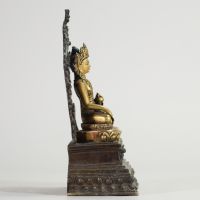 CHINE, FIN XIXe – DÉBUT XXe SIÈCLE Figure d’Amitāyus Bronze doré, fond de trône en bronze patiné.