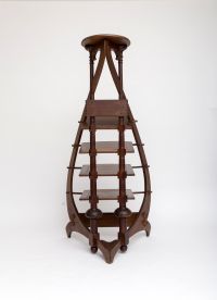 Paul Hankar (1859-1901) – Attribué à Rare porte-partition / sellette en acajou – Travail Art nouveau  Cette pièce unique, à mi-chemin entre le porte-partition et la sellette, est attribuée à Paul Hankar, figure majeure de l’Art nouveau belge. Réalisée en acajou massif, essence précieuse prisée pour sa chaleur et sa densité, elle illustre à la perfection le raffinement sculptural et la maîtrise str