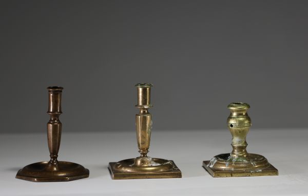 Ensemble de trois bougeoirs en laiton Louis XIV, vers 1700.