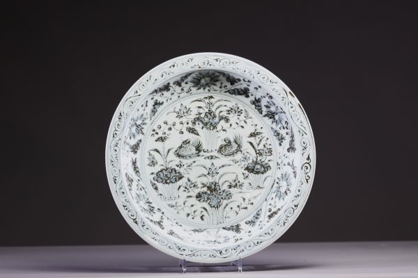 Chine - Assiette en porcelaine blanc bleu à décor de fleurs et de canard, époque Ming.