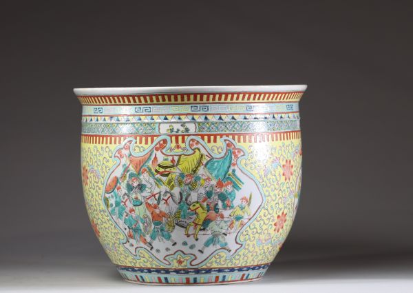 Chine - Vasque à poissons en porcelaine émaillée famille rose à décor de scènes animées, XXème.