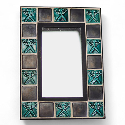 Miroir en céramique ornée de carreaux décorés d'un animal fantastique