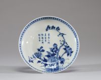 Chine - Petit coupe sur pied en porcelaine blanc bleu à décor de pivoines, d'un oiseau sur une branche et de poème, XIXème.