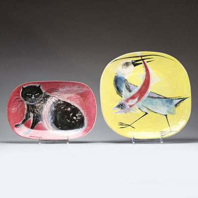 Roger SOMVILLE (1923-2014) Ensemble d'une grande assiette et un plat en céramique des Ateliers de Dour à décor d'un échassier et d'un chat, vers 1960.
