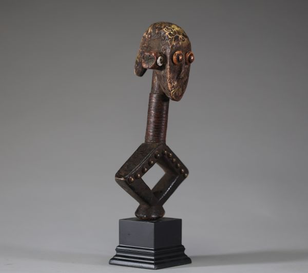 Afrique - Figure de reliquaire Mbumba Kota Sango en bois sculpté, cuivre et clous de tapissier, Gabon, début XXème ou antérieure.