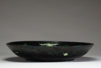 Chine - Plat en porcelaine polychrome émaillée noir et vert à décor de Dragon, époque Kangxi, marque au double cercle sous la pièce.  Important plat en porcelaine à fond noir, décoré en émaux polychro