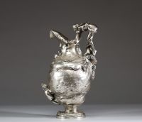 Pichet Art Nouveau en bronze argenté, anse figurative représentant une fille relevant son filet de pêche, vers 1900.