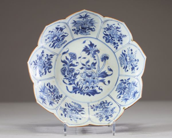 Assiette en porcelaine bleu et blanc à motif floral stylisé, Chine, dynastie Qing, période Kangxi (1662–1722)  Assiette en porcelaine à décor bleu cobalt sur fond blanc, de forme polylobée r