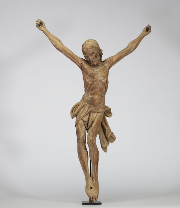 Grand Christ en croix en bois sculpté. Travail probablement du XVIIe siècle, voire fin XVIe. Sculpté en ronde-bosse dans un bois clair, quelques traces de polychromie ancienne
