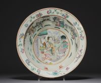 Chine - Paire de plats creux en porcelaine famille rose à décor de personnages, fleurs et chauve souris.