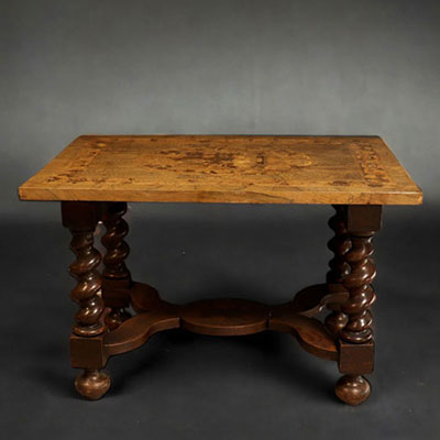 Table de milieux de style Louis XIII en marqueterie de placage.