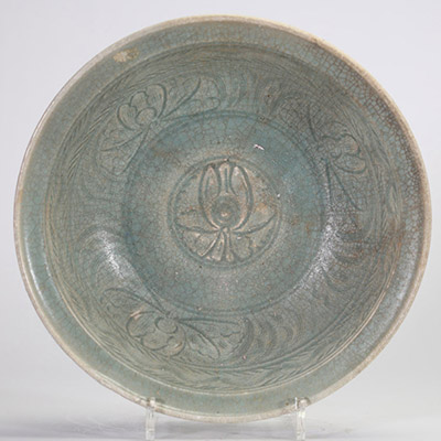 Plat à décor floral en relief Chine, dynastie Song, XIIe-XIIIe siècle Grès à couverte céladon.