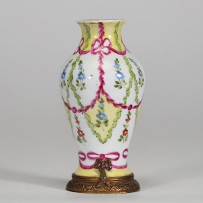 Sèvres - Petit vase en porcelaine à décor de guirlandes de fleurs sur monture en bronze doré, XIXème, marque sous la pièce.