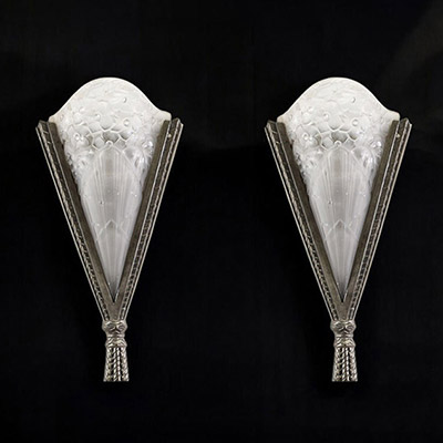 Paire d'applique Art Déco en verre moulé pressé à décor floral et bronze argenté, vers 1930.