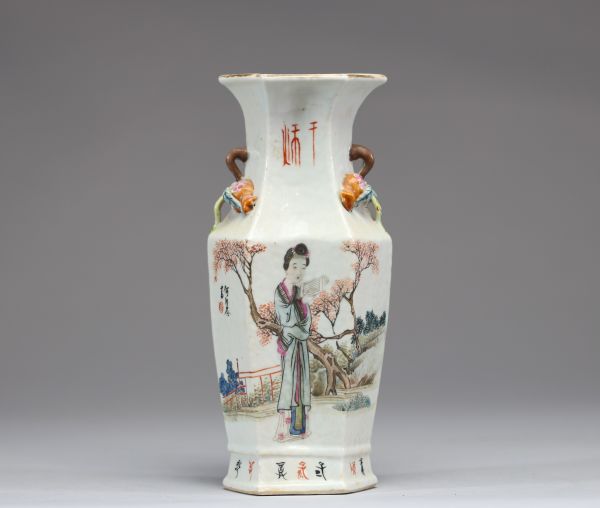 Chine - Vase en porcelaine polychrome Qianjiang cai à décor d'une courtisane et de poème, anses en forme de grenade, XIX-XXème.