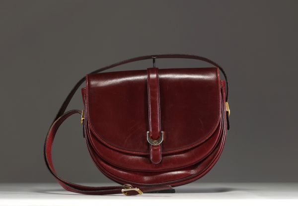 GUCCI - Sac vintage à bandoulière en cuir bordeaux, boucles en métal doré, signé.