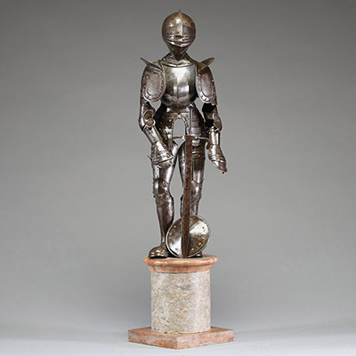 Modèle d'armure miniature de style Haute Époque en fer forgé et riveté sur socle en marbre, XIXème.