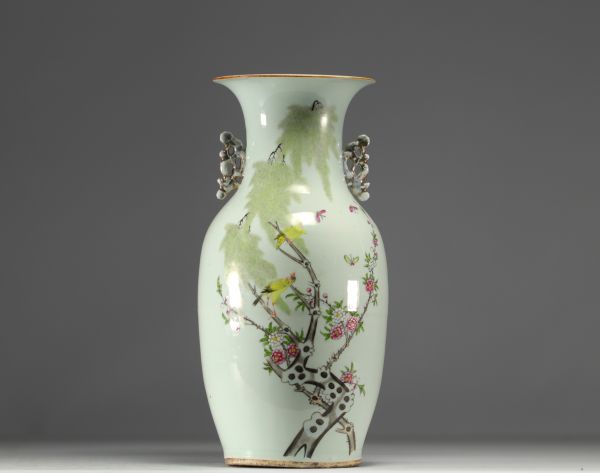 Chine - Vase en porcelaine à décor d'oiseaux et de motifs floraux - XXe siècle.