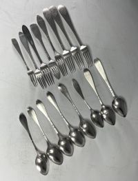 Ensemble de couverts dépareillés en argent massif pour un poids total de 770gr.