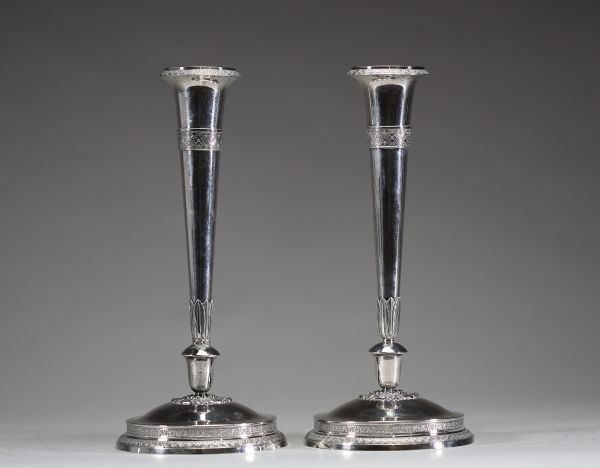 Paire de bougeoirs en argent massif d'époque Empire. 