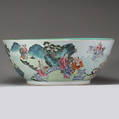 CHINE – Important bassin en porcelaine émaillée polychrome de la famille rose à décor de lettrés et immortels. Marque et époque Qianlong (1736–1795)