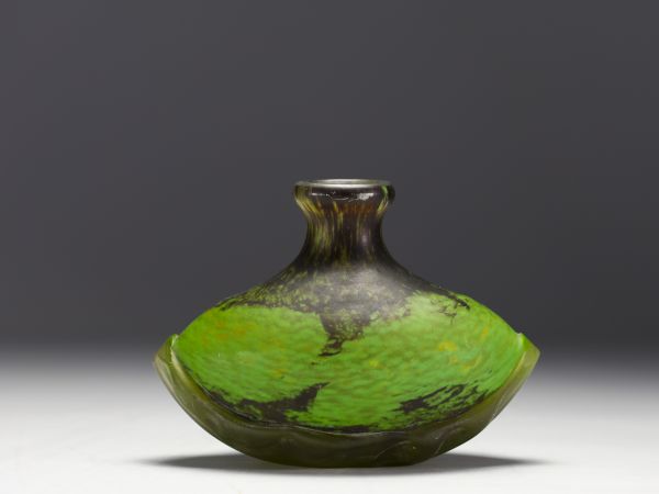 DAUM Nancy - Vase en verre vert marmoréen à application, signé.