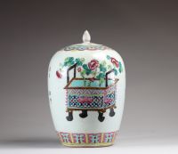 Chine - Potiche couverte en porcelaine polychrome famille rose à décor de mobilier, de fleurs et de calligraphies, XIXème.
