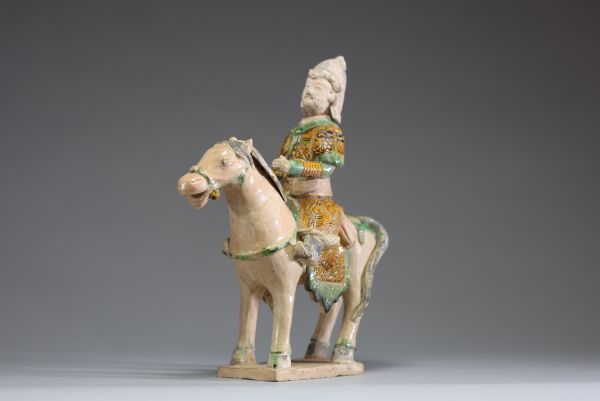 Chine - Statue en terre cuite polychrome vernissée figurant un guerrier à cheval, époque Ming (?)