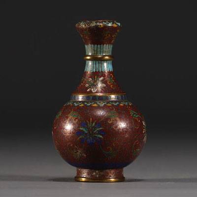 Chine - Petit vase en émail cloisonné, signature sous la pièce.