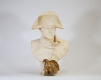 Louis Jacques GALLET (1873-1955) Buste de l'Empereur Napoléon Bonaparte en albâtre, XIX-XXème, signé.