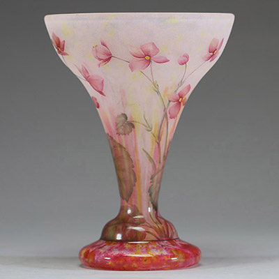 DAUM Nancy - Vase en verre marmoréen dégagé à l'acide à décor émaillé de fleurs, signé Daum Nancy France.