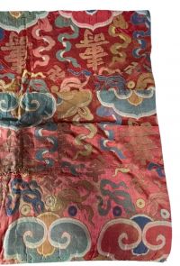 Chine - Taie d’oreiller carrée en soie rouge tissée de fils polychromes à motif de Ruyi bleu et jaune, XIXème.