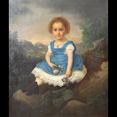 École allemande ou autrichienne, vers 1840–1860 Portrait de jeune fille en robe bleue dans un paysage, grande huile sur toile. Provenance : famille Van Cetto und von Bonin, Reichertshofen (Bavière).  Cette œuvre d’un grand raffinement présente le portrait d’une jeune fille assise sur un rocher, tenant deux petits bouquets de fleurs. Sa robe bleue en satin, bordée de dentelle, est peinte avec une r