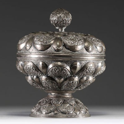 Iran - Grande coupe couverte sur pied en argent repoussé à décor floral, XIXème.