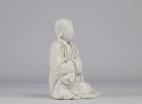 Statue de Guanyin en blanc de Chine avec un visage masculin rare du XVIIe siècle