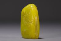 Chine - Sceau en pierre jaune sculptée de personnage dans un paysage et gravée d'un poème.