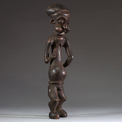 Afrique - Statuette Bamileke en bois sculpté, patine ancienne, Cameroun, début XXème.
