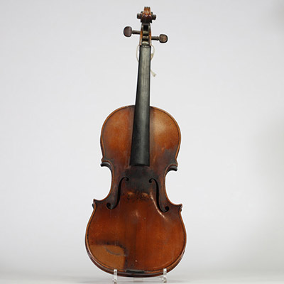 Violon ancien, probablement école européenne, XIXe siècle Violon à table en épicéa à grain fin, fond en deux parties symétriques d’érable flammé, éclisses et manche en érable ondé. Touche en ébène. Non monté (absence de chevalet et cordes), instrument à restaurer.