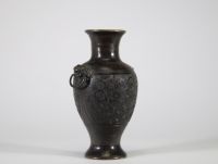Vase en bronze à décor archaïsant et anses en têtes de lion, Chine Élégant vase en bronze de forme balustre, reposant sur un pied évasé et doté d’un col évasé à bord légèrement ourlé. Le corps est entièrement orné en léger relief d’un décor sinueux de rinceaux et volutes évoquant les motifs archaïques de la période des Royaumes Combattants ou des bronzes rituels Shang-Zho