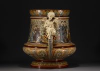 Villeroy & Boch  Mettlach - Imposante et rare jardinière en céramique à décor de personnages sur sa sellette en acajou. Vers 1900.