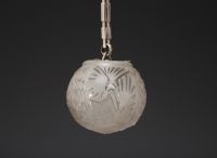 MULLER Frères Lunéville - Suspension Art Déco, globe en verre à décor de paons.