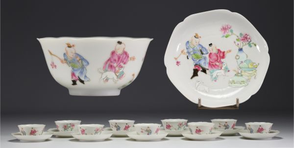 Chine - Rare et remarquable ensemble de neuf bols et soucoupes en porcelaine polychrome à décor d'enfants, Yongzheng, XVIIIème.
