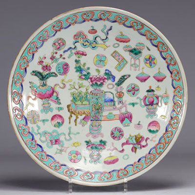 Assiette en porcelaine de chine de la Famille Rose à décor de mobiliers du XIXe siècle