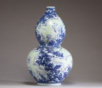 Chine - Rare vase double gourdes en porcelaine, décor en relief à engobe céladon de Dragons Impériaux sur fond nuageux blanc bleu, marque Kangxi sous la pièce.
