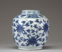 Chine – Petit pot en porcelaine bleu blanc à décor de lotus