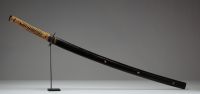 Japan - Antique katana, lacquer and mother-of-pearl inlaid scabbard, shagreen and canvas tsuka, openwork tsuba decorated with a flower, Edo period, 18th century.