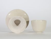 ENSEMBLE COMPOSÉ D’UN BOL ET D’UN SUPPORT EN PORCELAINE À GLAÇURE BLANCHE Chine, dynastie Song, XIIe-XIIIe siècle.