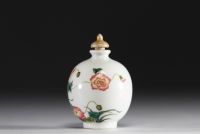 China - Tobacco flask in pink family polychrome porcelain decorated with flowers and butterflies, mark de Qianlong.
